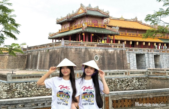 Visitors from Hanoi posing for commemorative photos in front of the Imperial Citadel. Photo: Minh Anh